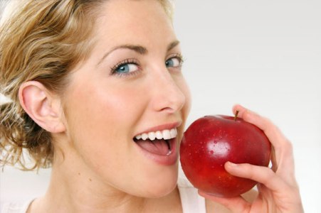 woman-eating-apple